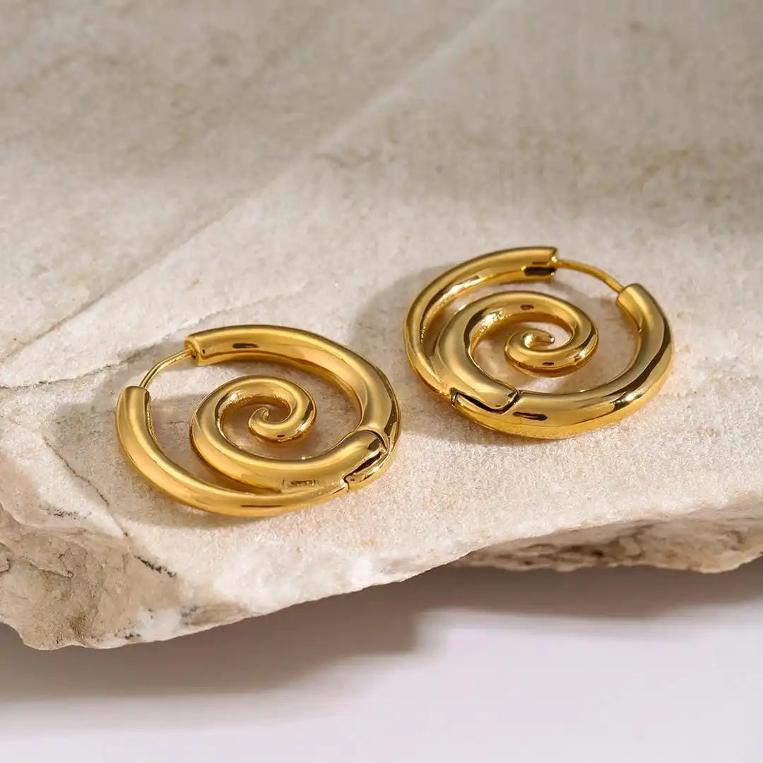 Boucles d'oreilles en spirale dorées intemporelles