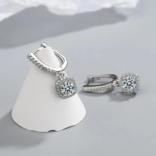 Boucles d'oreilles en or blanc classique avec pierre