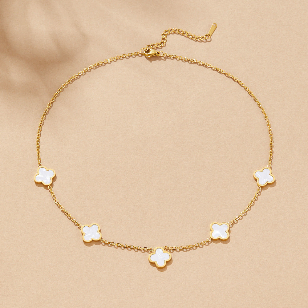 Collier en grappe de trèfle blanc