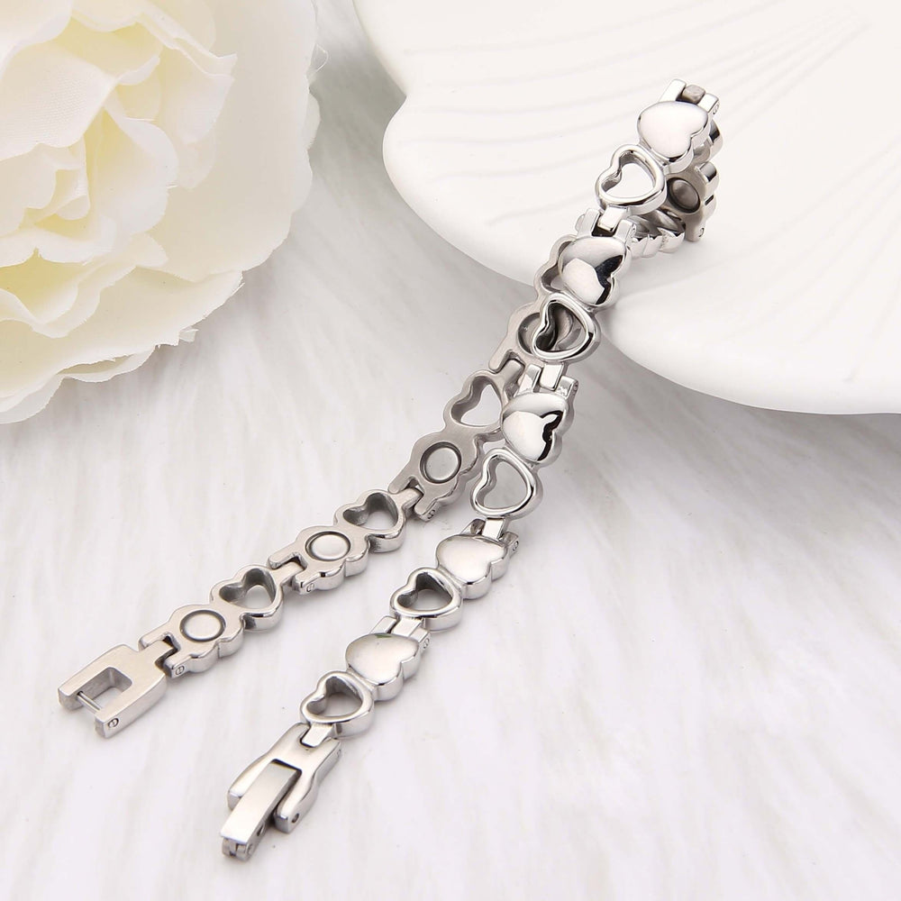 Bracelet raffiné en or blanc avec pendentif en forme de cœur