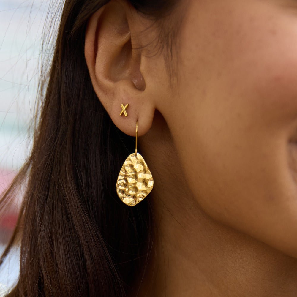 Boucles d'oreilles pendantes en or martelé Amaya