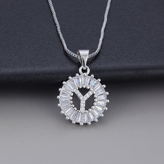 Collier en or blanc avec initiale "Z" et zirconiums