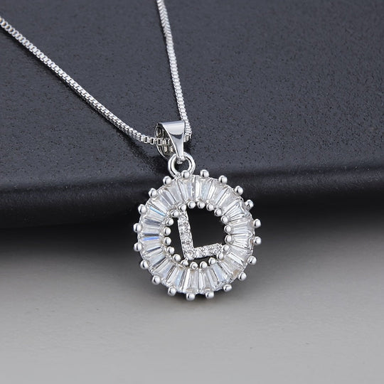 Collier en or blanc avec initiale "Z" et zirconiums