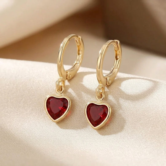 Boucles d'oreilles pendantes en or et rubis en forme de cœur