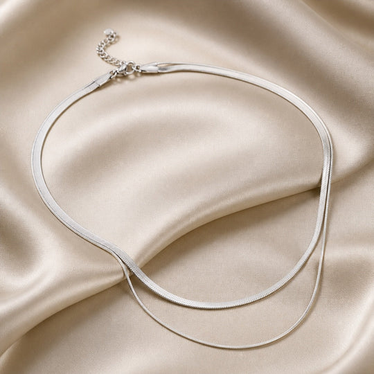 Collier à couches avec serpents en or blanc