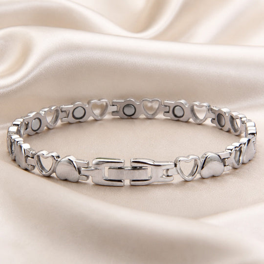 Bracelet raffiné en or blanc avec pendentif en forme de cœur