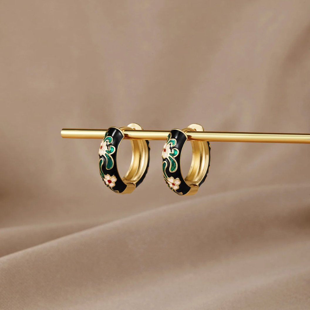 Boucles d'oreilles créoles en or noir avec fleurs