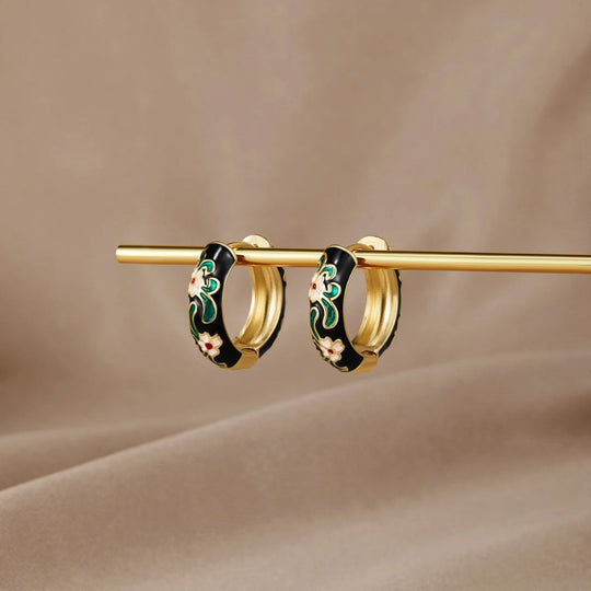 Boucles d'oreilles créoles en or noir avec fleurs