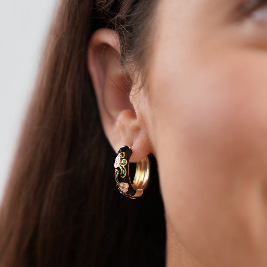 Boucles d'oreilles créoles en or noir avec fleurs