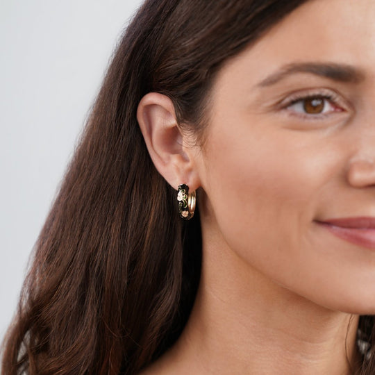 Boucles d'oreilles créoles en or noir avec fleurs