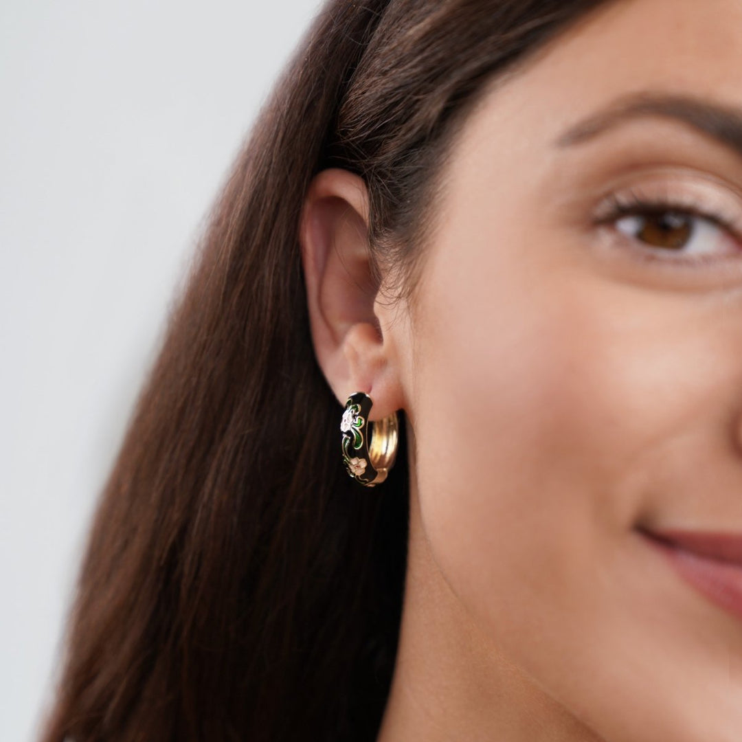 Boucles d'oreilles créoles en or noir avec fleurs