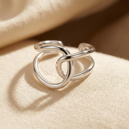 Bague ouverte en argent entrelacée