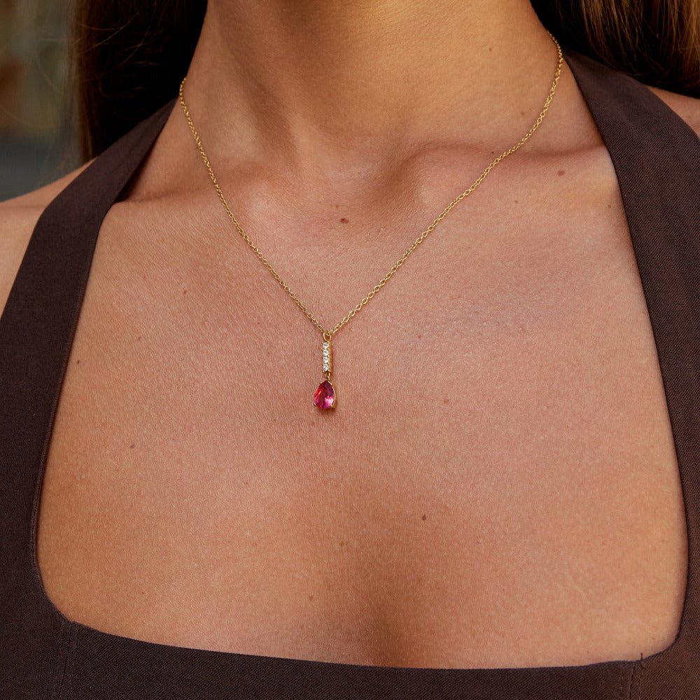 Collier en forme de goutte de cristal rubis