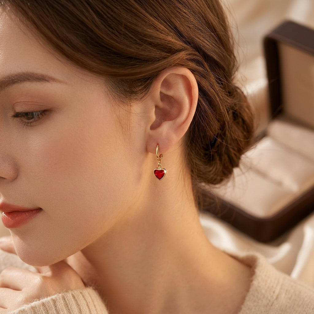 Boucles d'oreilles pendantes en or et rubis en forme de cœur