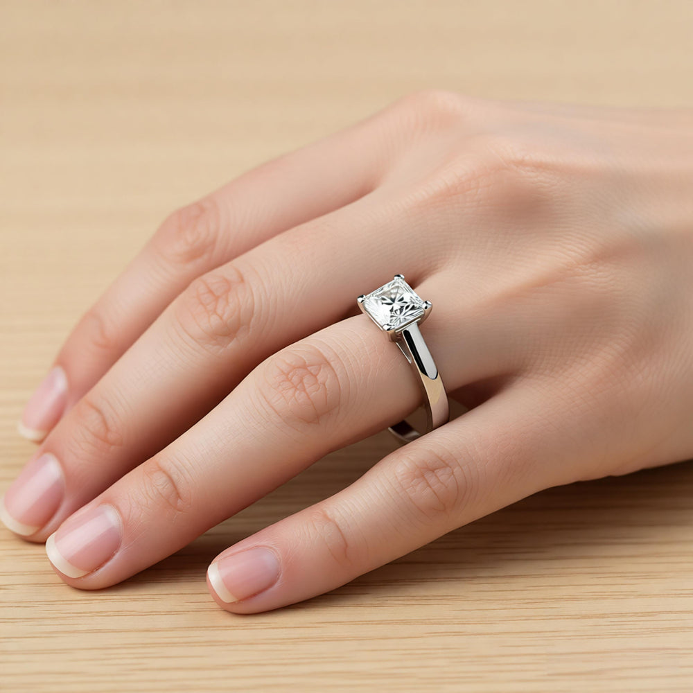 Bague carrée en cristal et or blanc
