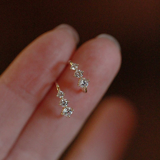 Boucles d'oreilles en or blanc avec de petits zirconiums