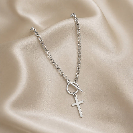 Collier à la Mode avec Fermoir Toggle en Or Blanc et Pendentif en Croix