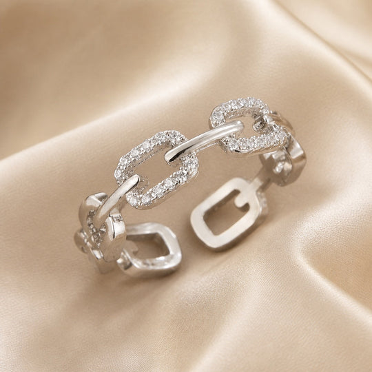 Bague en or blanc avec zircon cubique scintillant