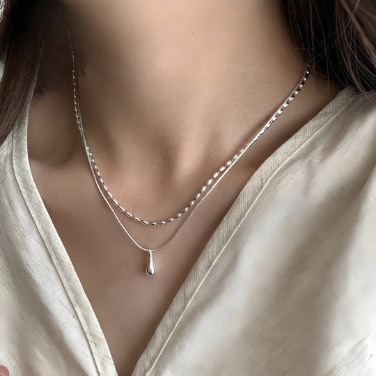Collier à double couche en or blanc avec pendentif en forme de goutte