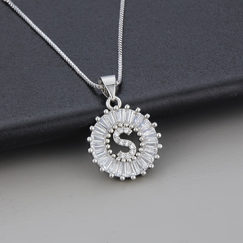 Collier en or blanc avec initiale "Z" et zirconiums