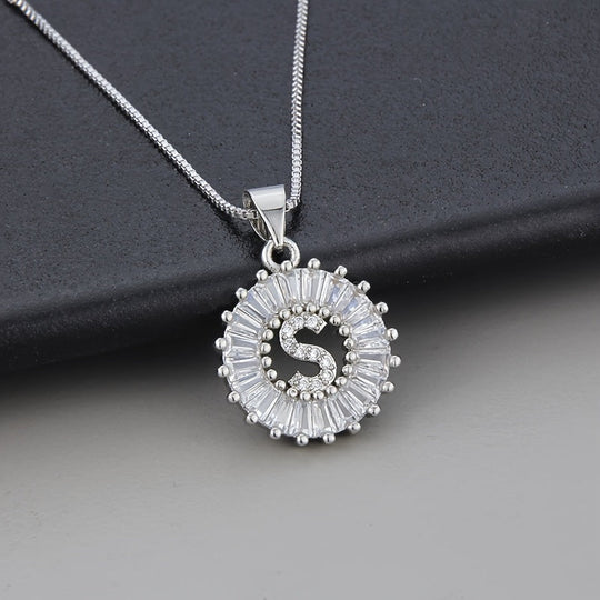 Collier en or blanc avec initiale "Z" et zirconiums