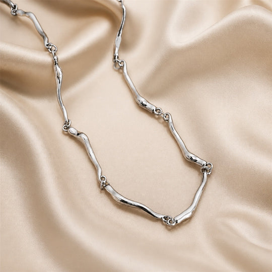 Collier en or blanc avec motif à vagues entrelacées