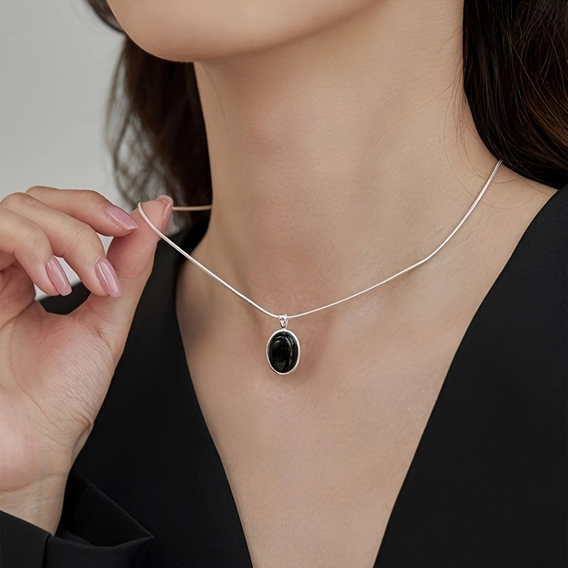 Collier ovale raffiné en or blanc
