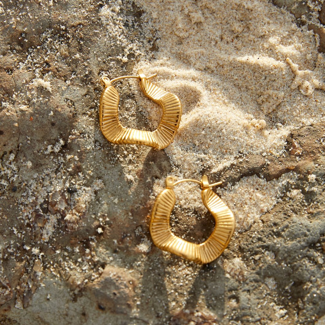 Boucles d'oreilles créoles en or à motif géométrique