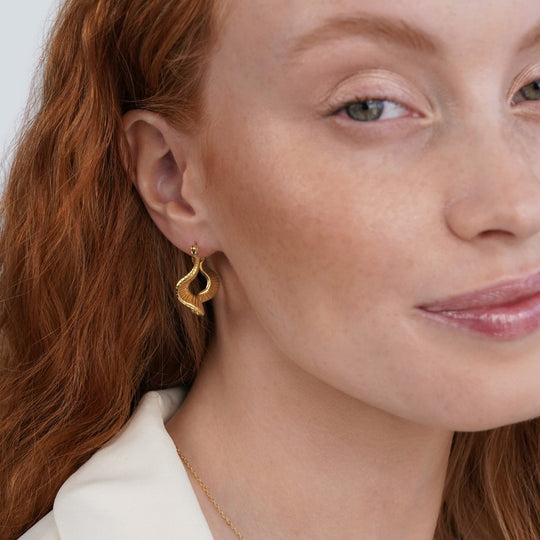 Boucles d'oreilles créoles en or à motif géométrique