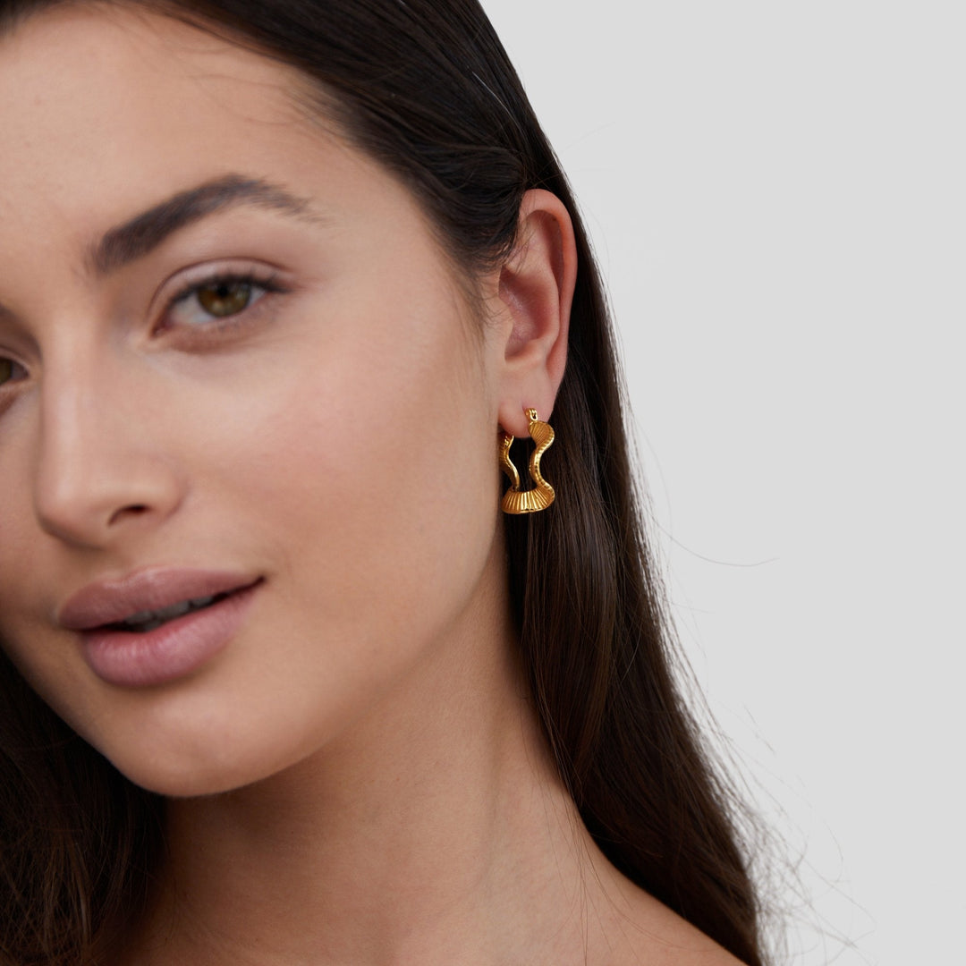 Boucles d'oreilles créoles en or à motif géométrique