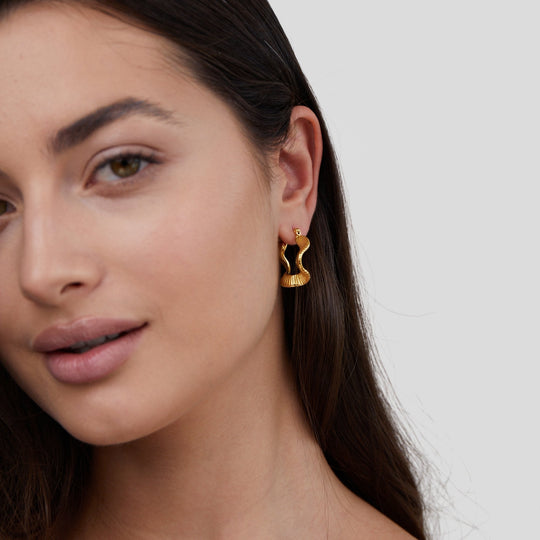 Boucles d'oreilles créoles en or à motif géométrique