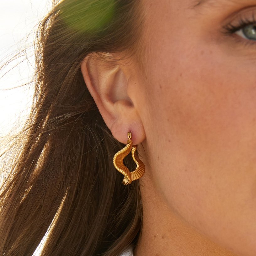 Boucles d'oreilles créoles en or à motif géométrique