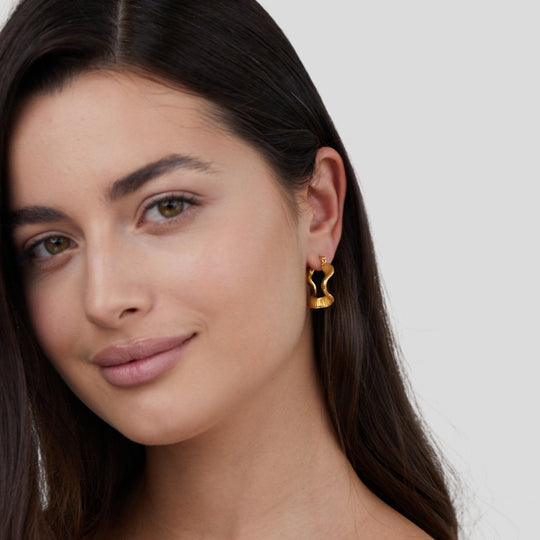 Boucles d'oreilles créoles en or à motif géométrique