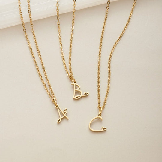 Collier en cœur avec lettre en or