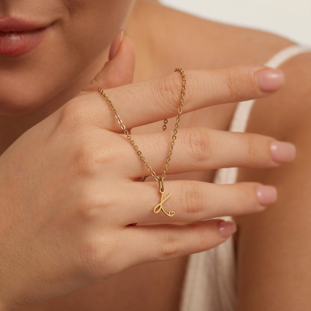 Collier en cœur avec lettre en or
