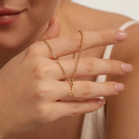 Collier en cœur avec lettre en or