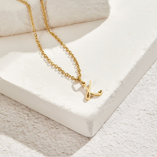 Collier en cœur avec lettre en or