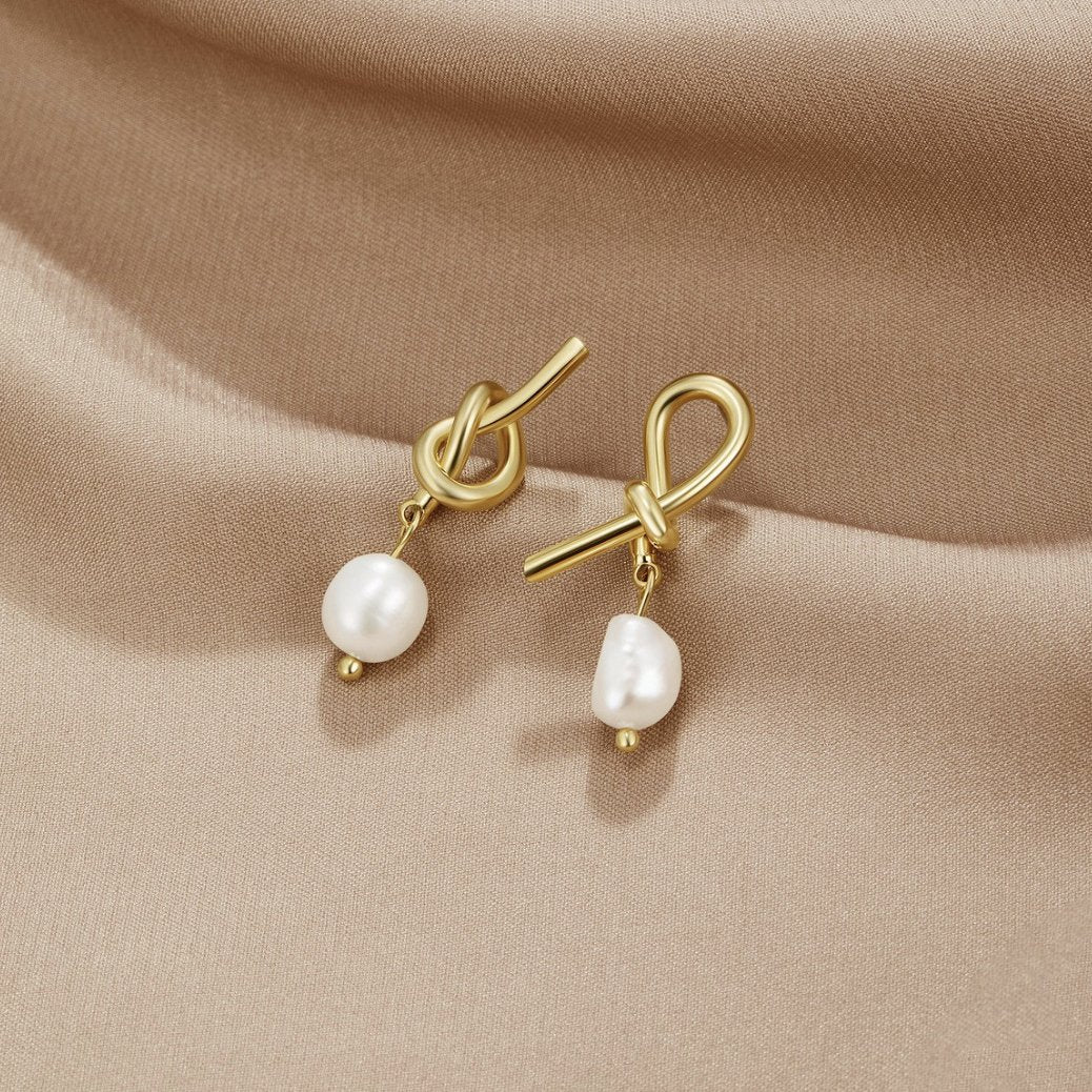 Boucles d'oreilles en or noué et perles d'eau douce