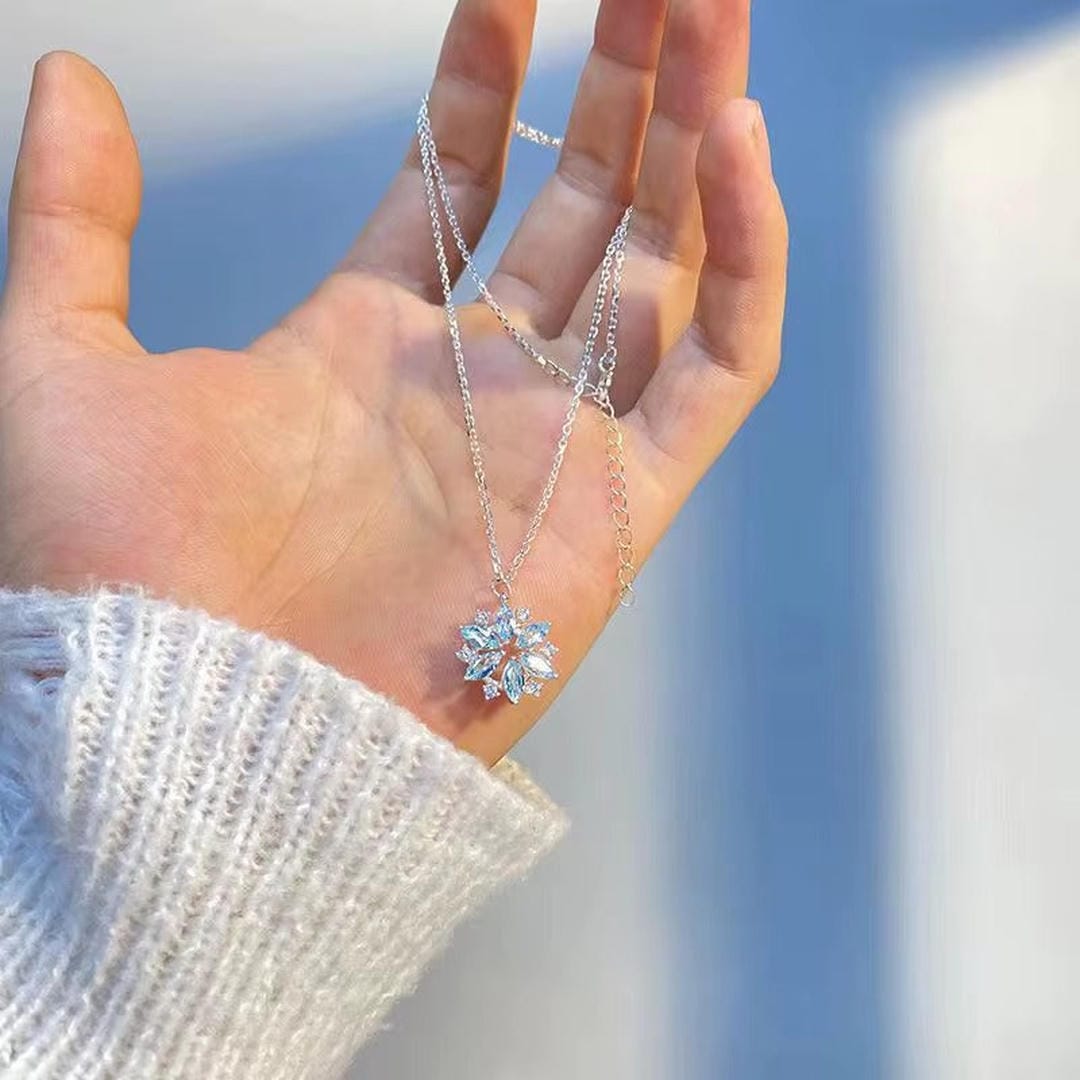 Pendentif Collier Fleur en Or Blanc Flocon de Neige Bleu