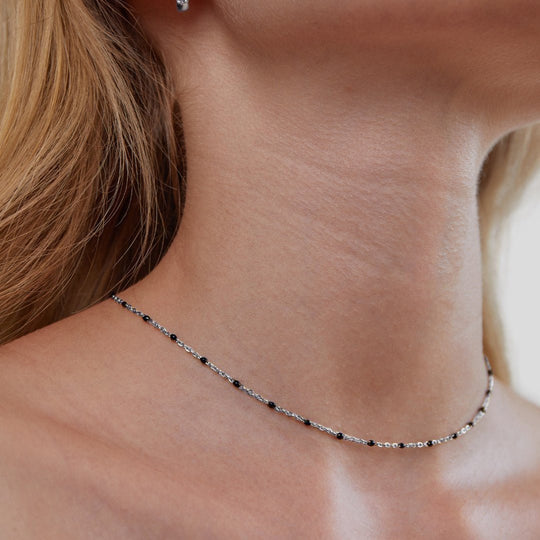 Collier en argent avec perles noires Mila