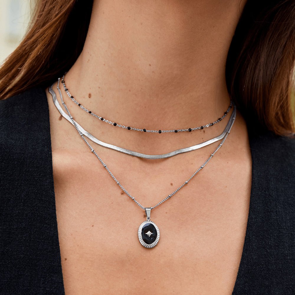 Collier en argent avec perles noires Mila