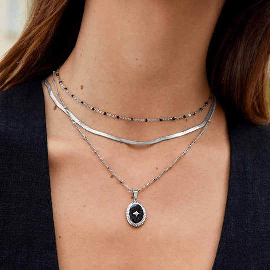 Collier en argent avec perles noires Mila