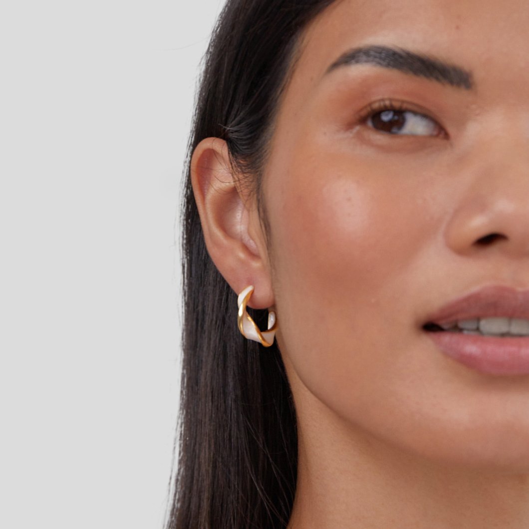 Boucles d'oreilles créoles en nacre torsadée