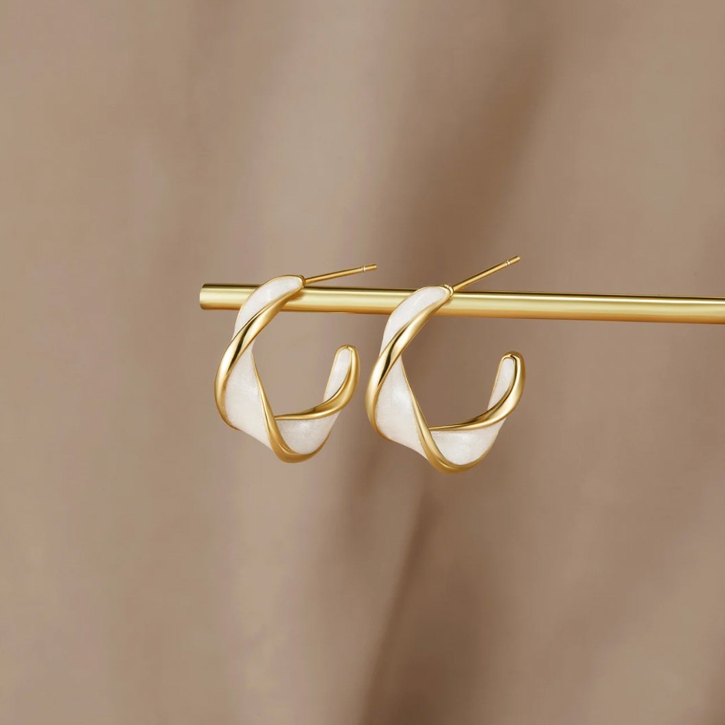 Boucles d'oreilles créoles en nacre torsadée