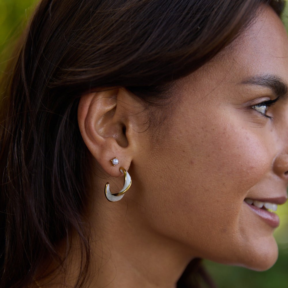 Boucles d'oreilles créoles en nacre torsadée