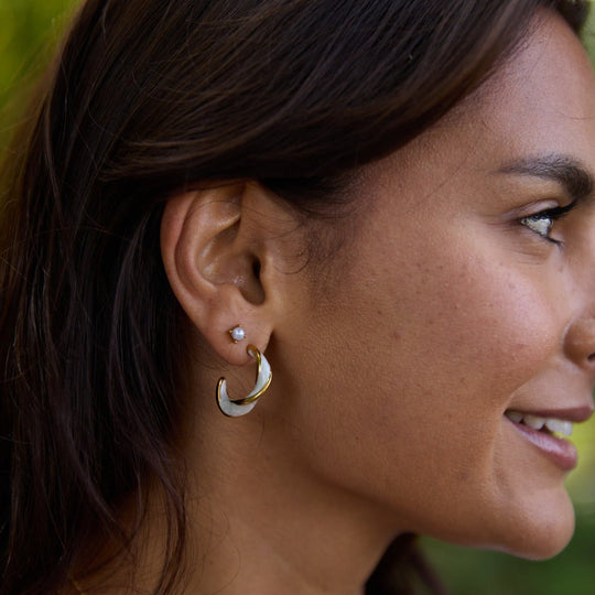 Boucles d'oreilles créoles en nacre torsadée