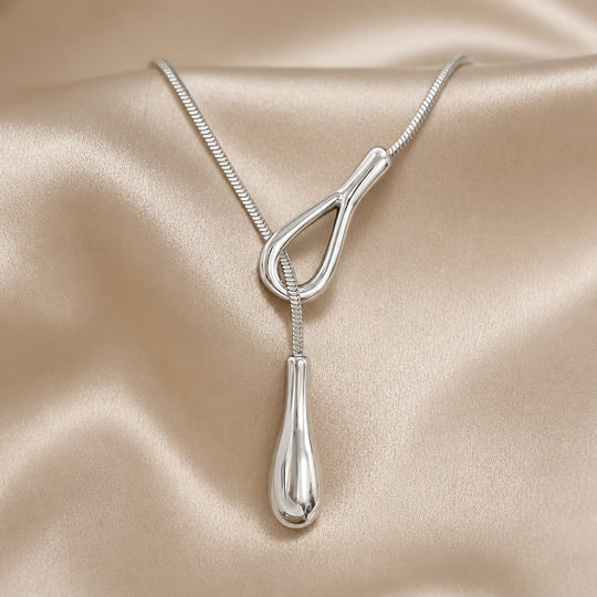 Collier vintage en or blanc avec pendentif en forme de goutte