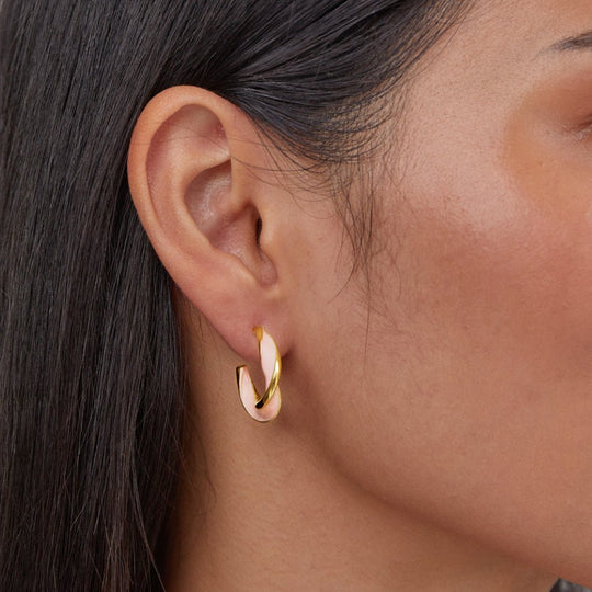 Boucles d'oreilles créoles torsadées en nacre rose
