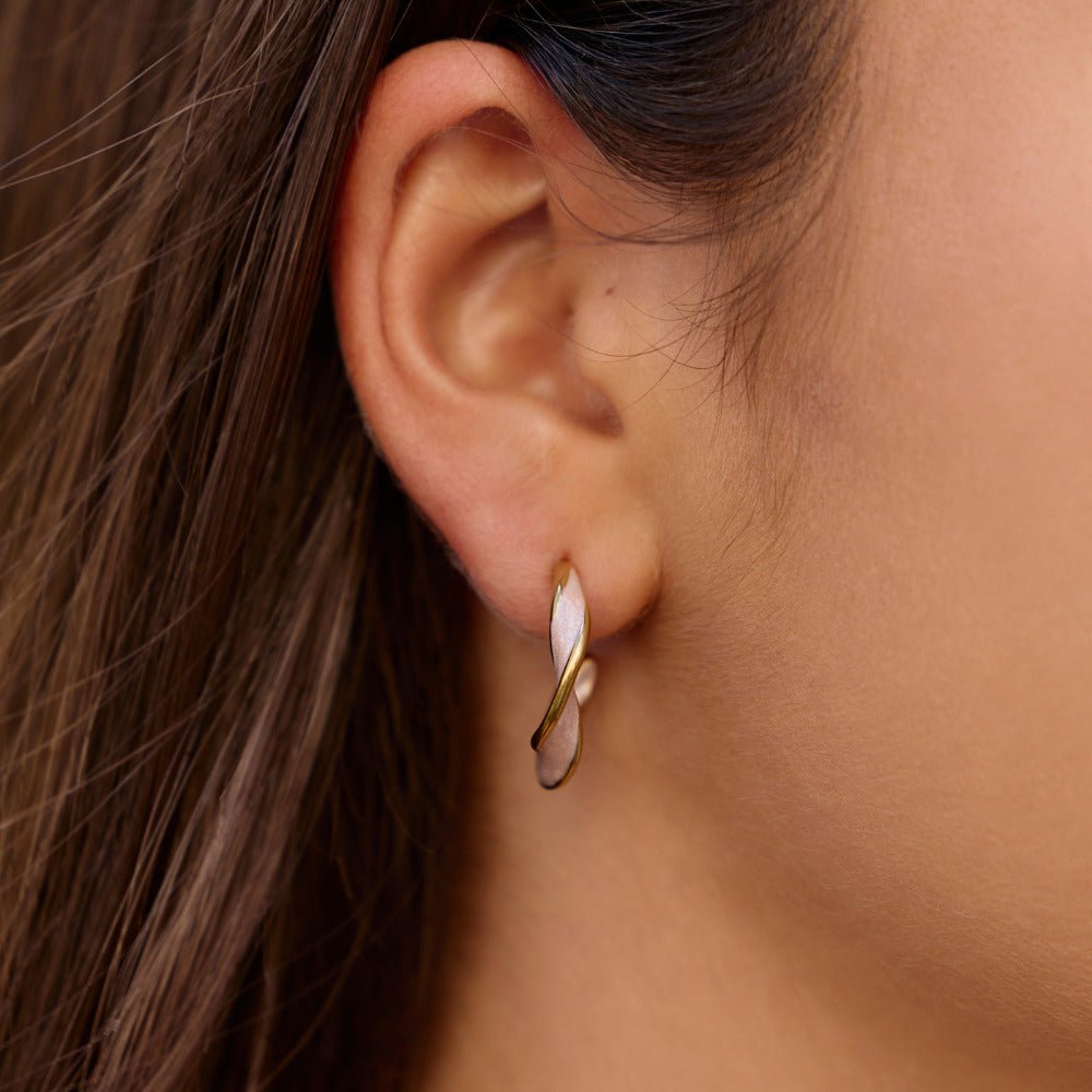 Boucles d'oreilles créoles torsadées en nacre rose