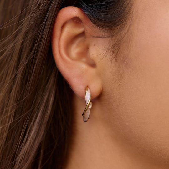 Boucles d'oreilles créoles torsadées en nacre rose